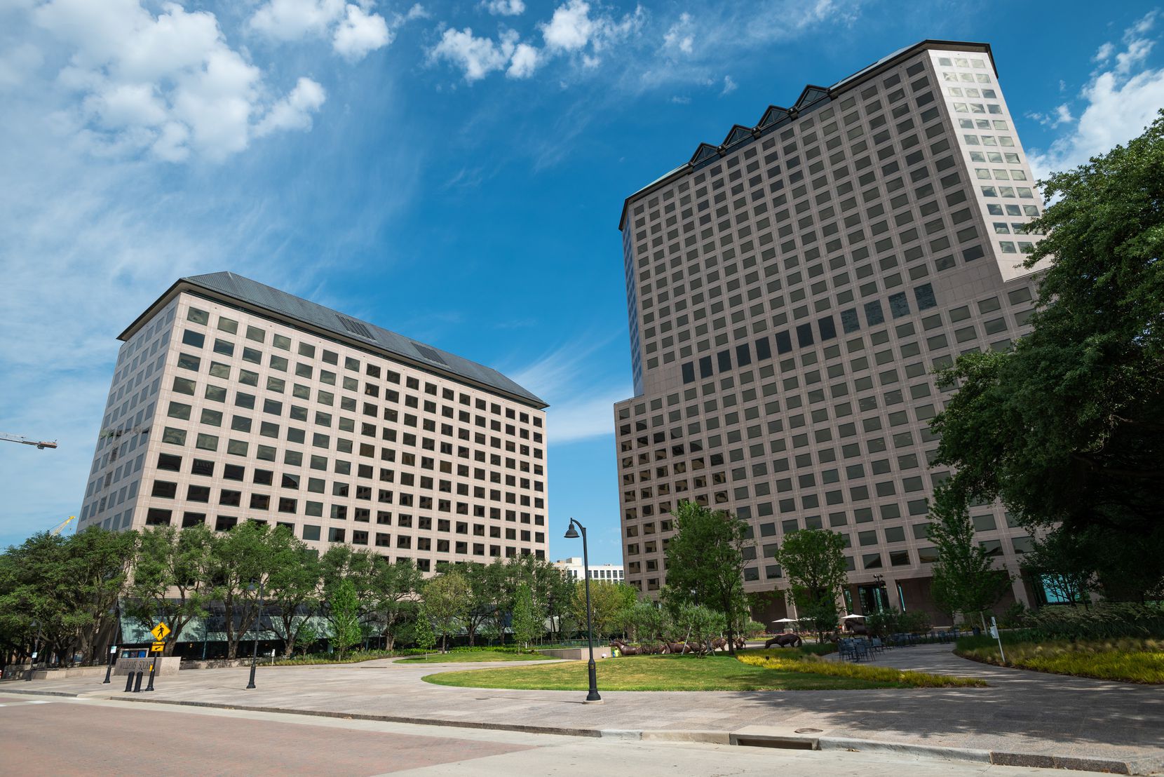 Die Büros der Caterpillar Corporation (links) befinden sich am Williams Square in Irving.