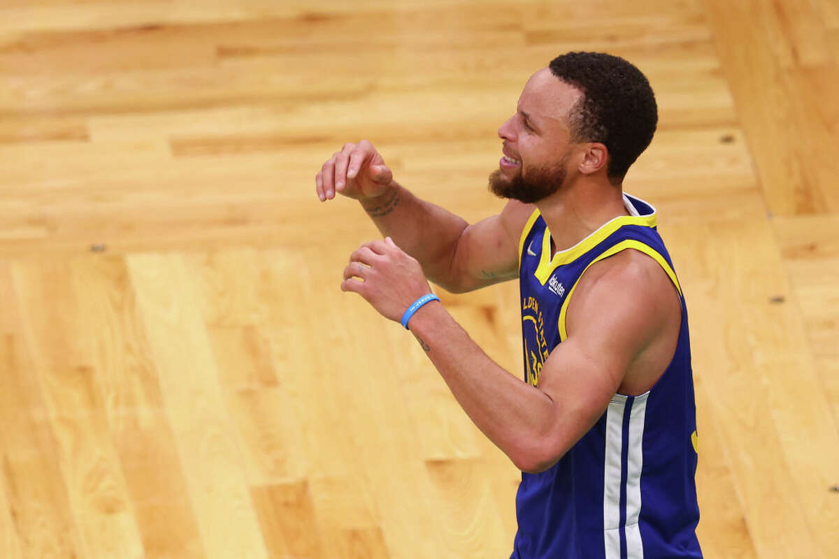 Stephen Curry #30 der Golden State Warriors reagiert, nachdem er die Boston Celtics 103-90 im sechsten Spiel der NBA Finals 2022 im TD Garden am 16. Juni 2022 in Boston besiegt hat.