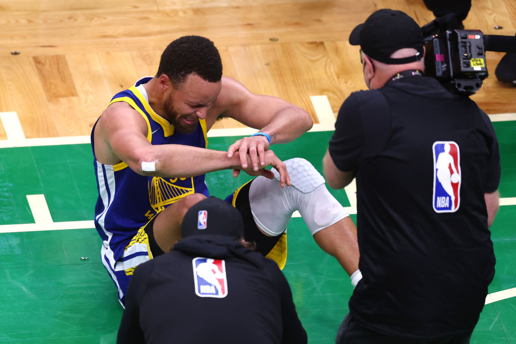 Curry weint auf dem Platz, nachdem Golden State das NBA-Finale gewonnen hat