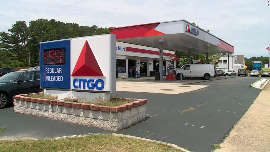 Die Behörden sagen, dass Diebe bei steigenden Benzinpreisen Benzin im Wert von Tausenden von Dollar stehlen, um es zu verkaufen