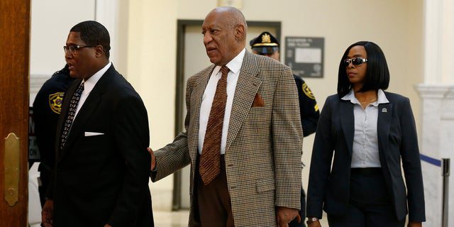 Bill Cosby (C) betritt den Gerichtssaal für eine Anhörung, da erwartet wird, dass seine Anwälte ihren Kampf mit Staatsanwälten darüber erneuern werden, ob mehr als ein Dutzend Angeklagte in seinem kriminellen Sexualprozess nächstes Jahr in Norristown, Pennsylvania, 13. Dezember 2016, aussagen können REUTERS /David Mailletti/Paul