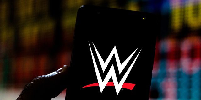 In dieser Infografik wird das Logo von World Wrestling Entertainment (WWE) auf einem Smartphone angezeigt.