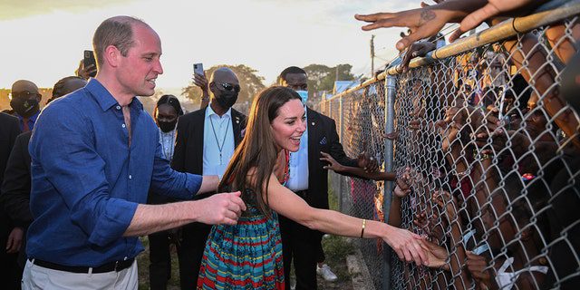 Catherine, die Herzogin von Cambridge, und Prinz William besuchen Trench Town, den Geburtsort des Reggae, während ihrer Tour durch die Karibik am 22. März 2022 in Kingston, Jamaika.
