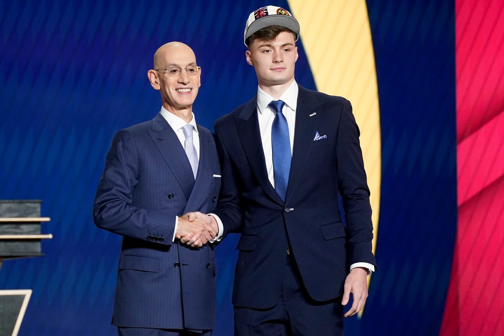 NBA Commissioner Adam Silver mit Christian Brown während des NBA Draft 2022 am Donnerstag, 23. Juni 2022.