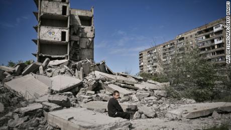 Ein Junge sitzt auf den Ruinen eines Gebäudes, das bei einem Überfall auf Kramatorsk, eine Stadt in der Region Donezk, verletzt wurde.