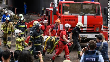 Rettungskräfte evakuieren am 26. Juni 2022 eine Person aus einem bei einem russischen Luftangriff zerstörten Wohnhaus im Bezirk Shevchenkivsky in Kiew.
