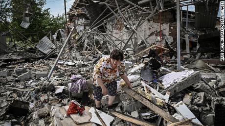 Einwohner suchen unter den Trümmern ihrer Häuser nach Habseligkeiten, nachdem am 1. Juni drei Häuser in der Stadt Slovensk in der Donbass-Region in der Ostukraine bei einem Angriff zerstört worden waren.