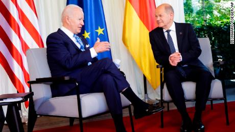 Bundeskanzler Olaf Schultz, rechts, begrüßt US-Präsident Joe Biden, links, bei einem bilateralen Treffen auf Schloss Elmau in Krün bei Garmisch-Partenkirchen, Deutschland, am Sonntag, 26. Juni 2022. 