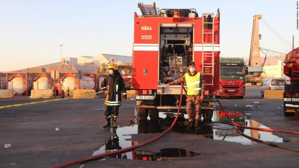 Bei einem Gasleck in Jordanien im Hafen von Aqaba sind mindestens 12 Menschen getötet und Hunderte verletzt worden