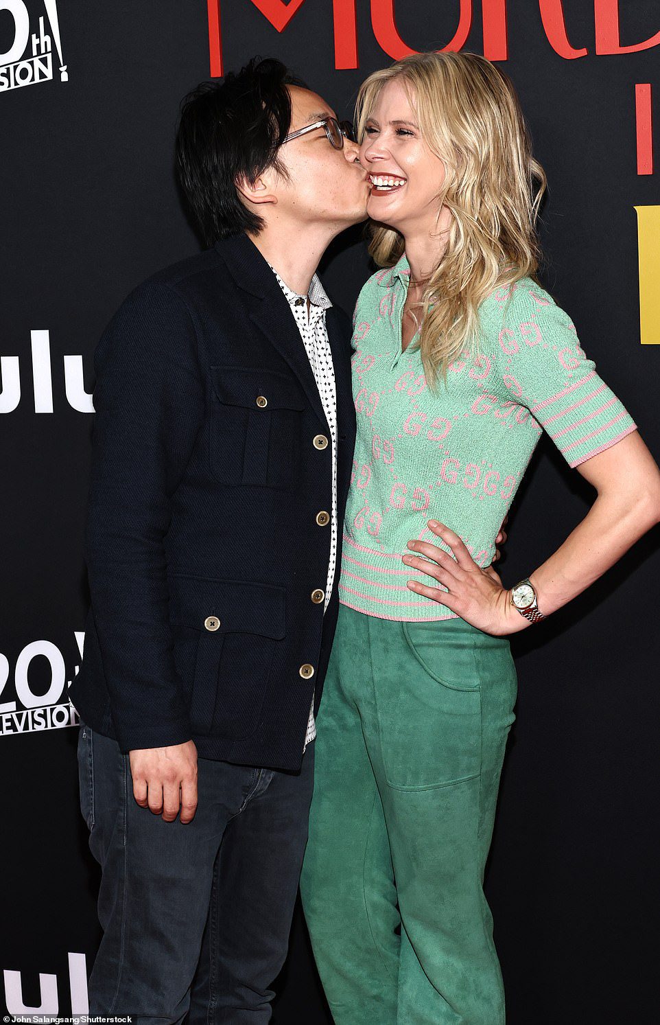 Kuss: Jimmy O. Yang gibt seiner Freundin Bri Kimmel bei der Premiere von „Only Murders in the Building“ einen Kuss