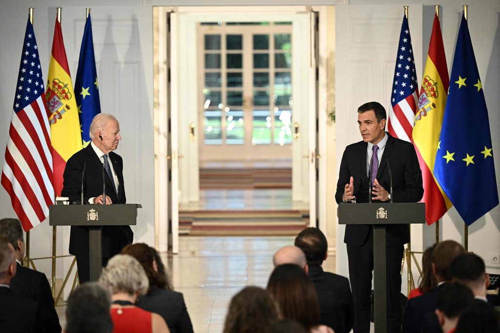 US-Präsident Joe Biden (L) und der spanische Premierminister Pedro Sanchez halten nach einem Treffen im Palast La Moncloa in Madrid am Rande des Gipfeltreffens der North Atlantic Treaty Organization (NATO) am 28. Juni 2022 eine Pressekonferenz ab.