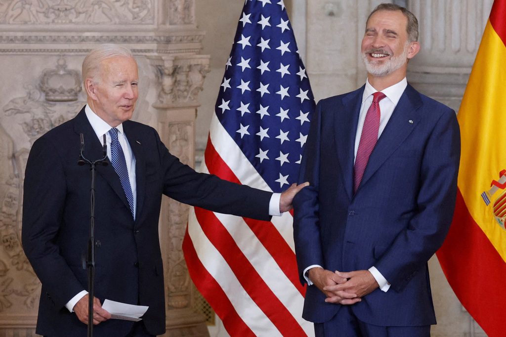 Spaniens König Felipe VI. lacht über einen offensichtlichen Witz von Präsident Joe Biden.
