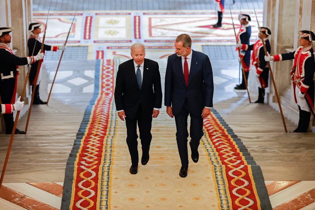 US-Präsident Joe Biden, links, und der spanische König Felipe steigen am Dienstag, den 28. Juni 2022, die Treppe des Königspalastes in Madrid, Spanien, hinauf. Die Staats- und Regierungschefs der NATO werden sich von Dienstag bis Donnerstag zum NATO-Gipfel in Madrid treffen.