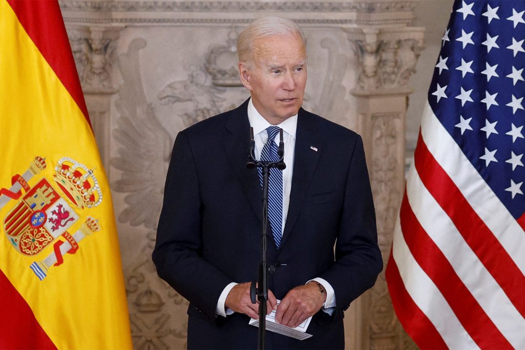 US-Präsident Joe Biden spricht bei einem Treffen mit Spaniens König Felipe VI. im Königspalast vor dem NATO-Gipfel in Madrid, Spanien, am 28. Juni 2022.