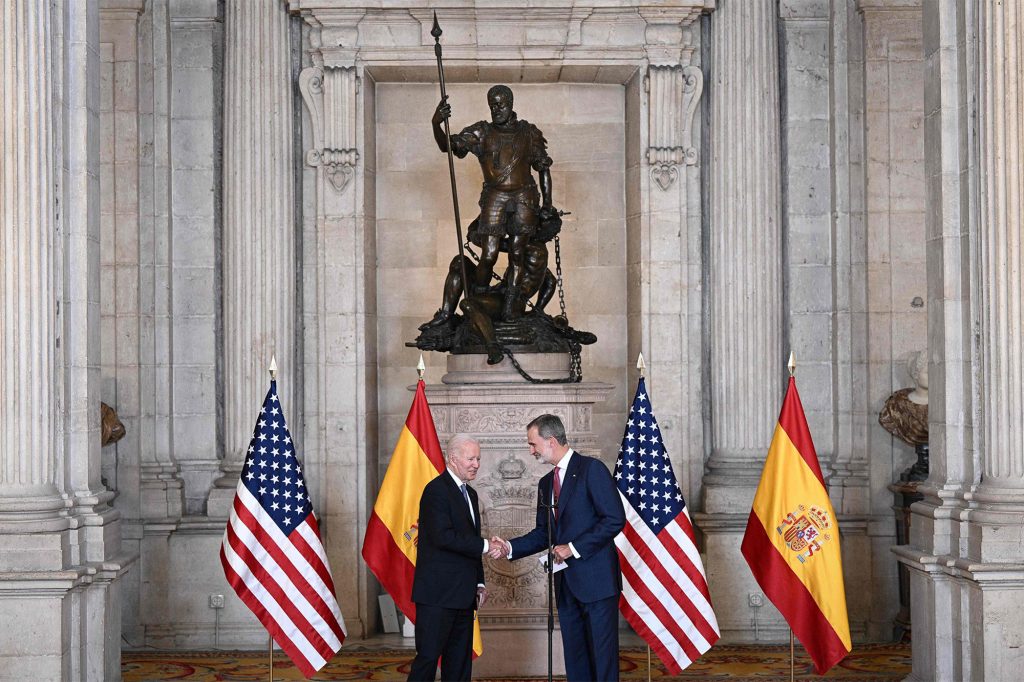 Spaniens König Felipe VI empfängt Präsident Joe Biden im Königspalast in Madrid, Spanien.