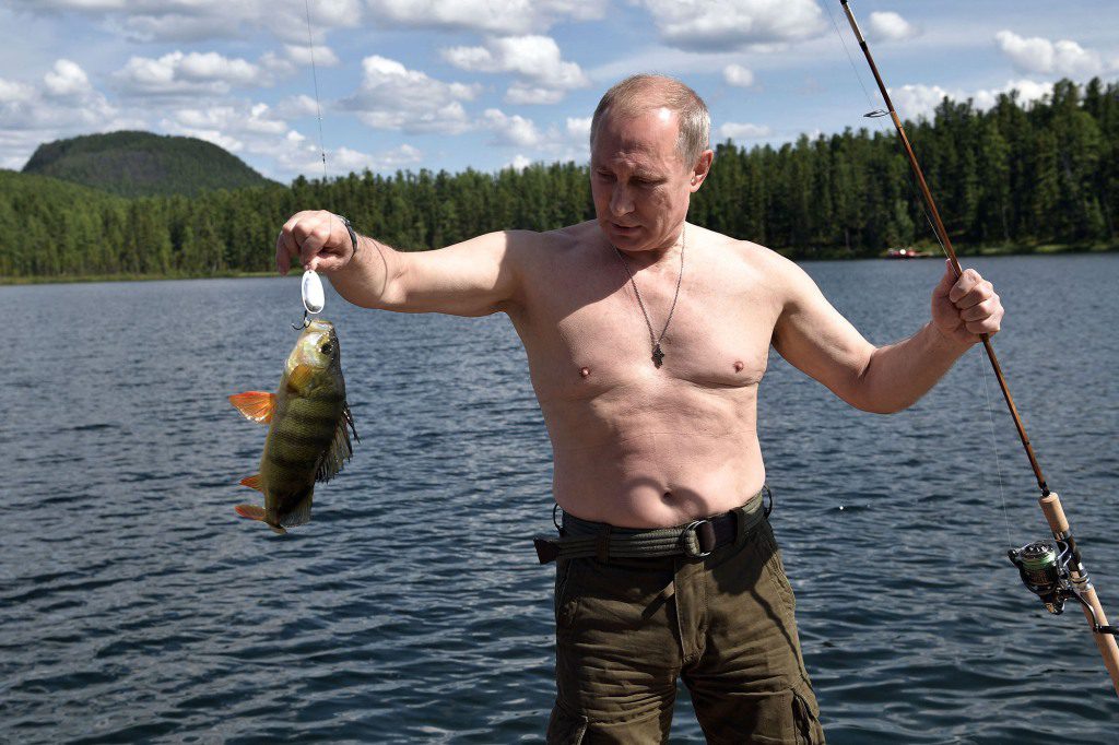 Putin, der oben bei einer Oben-ohne-Jagd abgebildet ist, sagte, die Führer der Welt sollten aufhören zu trinken und zu trainieren, um zu bekommen "Harmonie von Körper und Seele." 