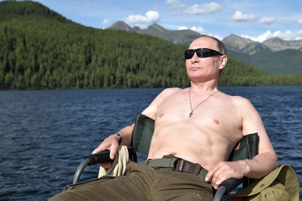 Im Jahr 2018 verteidigte Putin seine Vorliebe für die hemdlose Show und sagte, er habe es getan "Keine Notwendigkeit, sich zu verstecken." 