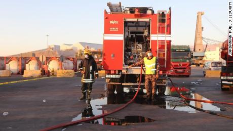 Notfallteams reagieren am Montag auf ein Giftgasleck im Hafen von Aqaba in Jordanien.