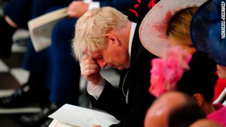 Premierminister Boris Johnson wird während eines Dankgebetes fotografiert, das am 3. Juni in der St. Paul's Cathedral in London im Rahmen der Feierlichkeiten zum Platinjubiläum der Königin abgehalten wird.