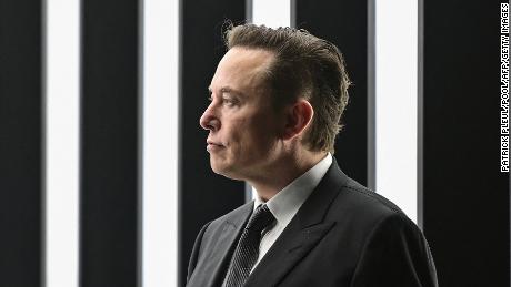 Elon Musk sagt den Tesla-Mitarbeitern: Geht zurück ins Büro, sonst