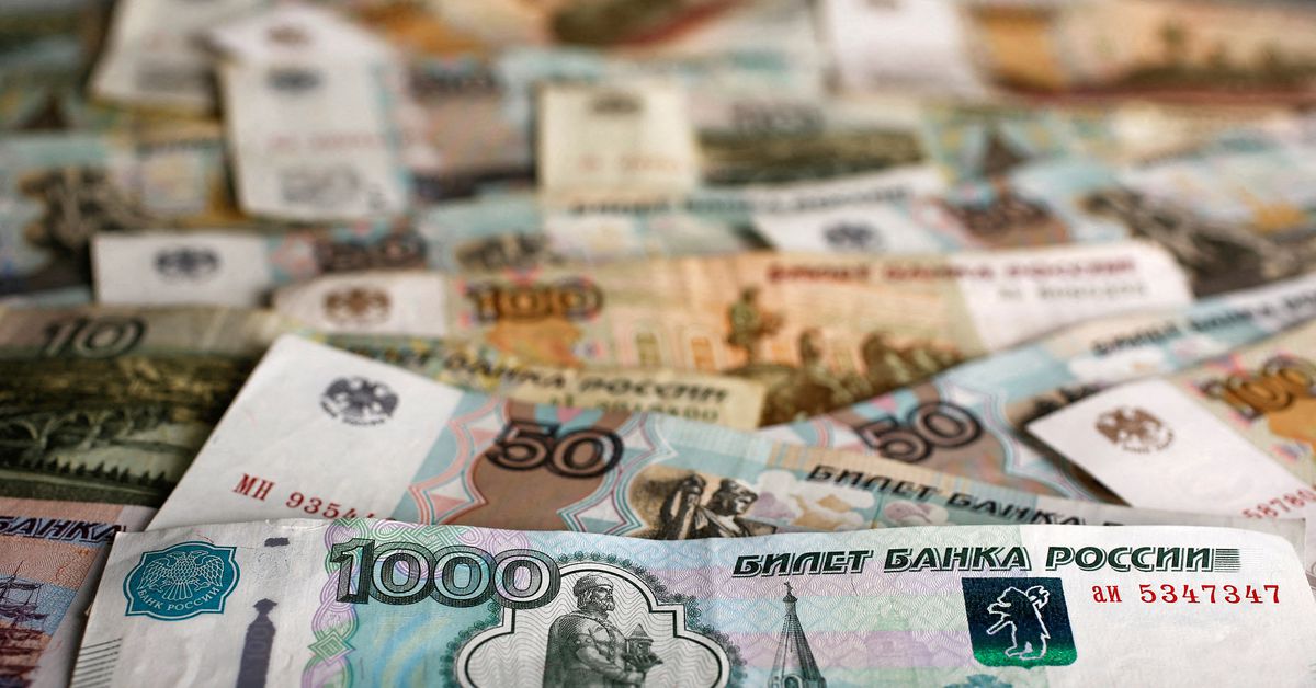Photo of Der Rubel entfernt sich von 50 gegenüber dem Dollar, da die Behörden auf Interventionen hinweisen