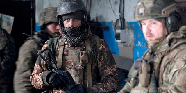 Soldaten des ukrainischen Militärs warten am 5. März 2022 in einem Unterstand in der Region Luhansk auf den Bombenanschlag. 