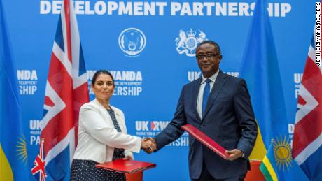 Die britische Innenministerin Priti Patel schüttelt dem ruandischen Außenminister Vincent Beirutari nach der Unterzeichnung des Partnerschaftsabkommens auf einer gemeinsamen Pressekonferenz am 14. April in Kigali, Ruanda, die Hand.