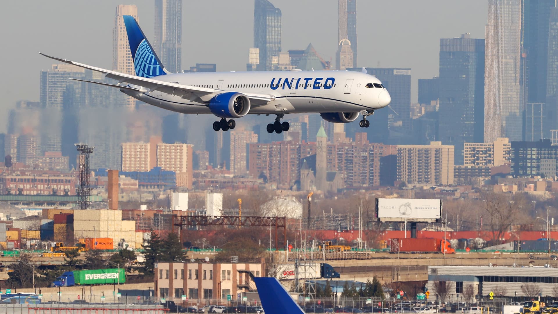 Photo of United Airlines wird 12 % seiner Inlandsflüge nach Newark kürzen, um Verspätungen einzudämmen