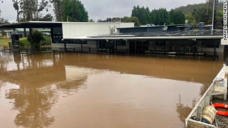 Darren Osmotherly'  s Paradise Café in Lower Portland, New South Wales, wurde innerhalb von 18 Monaten viermal überflutet.