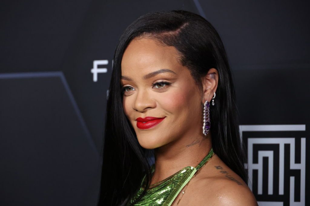 Rihanna posiert für ein Foto, während sie ihre Schönheitsmarken 50 Beauty und 50 Skin in den Joya Studios am 11. Februar 2022 in Los Angeles, Kalifornien, feiert.