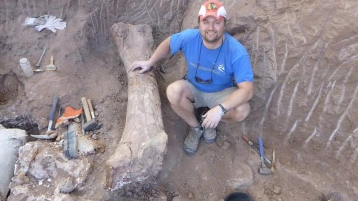 Der Paläontologe Peter Makovicki untersucht Dinosaurierfossilien an einer Ausgrabungsstätte in Nordpatagonien, Argentinien