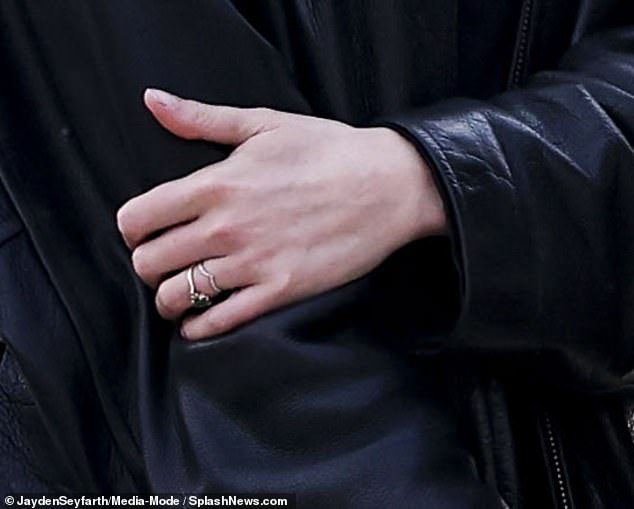 An Anyas Finger befand sich ein zweiter Diamant, der neue Gerüchte über die Verlobung des Paares auslöste