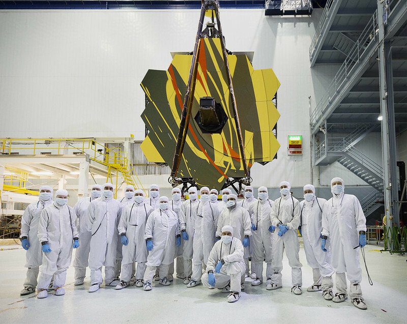 Wissenschaftler stehen vor dem James-Webb-Weltraumteleskop