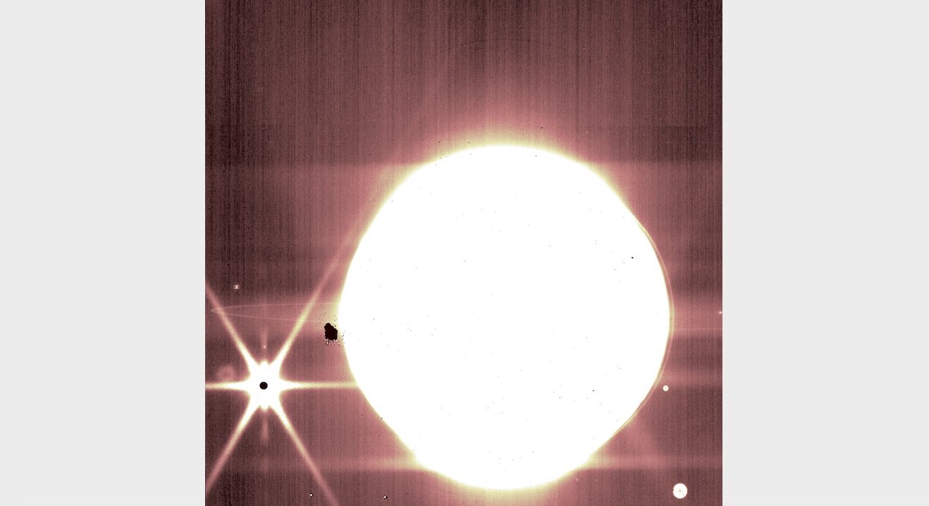 Jupiter und einige seiner Monde sind durch den 3,23-Mikron-Filter NIRCam des James-Webb-Weltraumteleskops zu sehen.