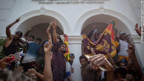 Sri Lanka ist in Aufruhr und sein Präsident ist geflohen.  Hier ist, was wir wissen