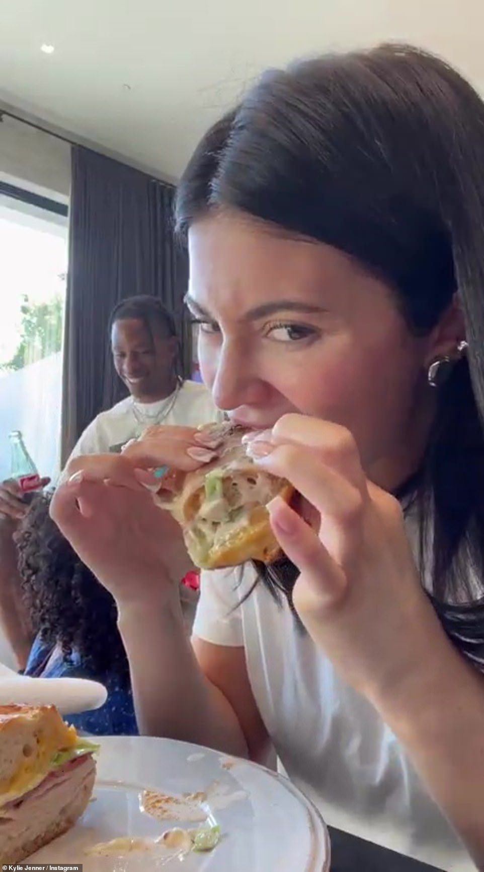 Lecker!  Das Keeping Up with the Kardashians Alaun erstellte letzte Woche ein Thema auf Instagram Story, während es leckere Sandwiches für sie und Travis zubereitete