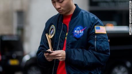 Ein Gast trägt eine NASA-Bomberjacke während der Herrenkollektionen der London Fashion Week bei Matthew Miller am 7. Januar 2017 in London, England.