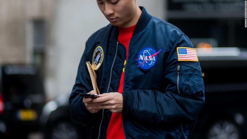 Warum tragen alle NASA-Kleidung?