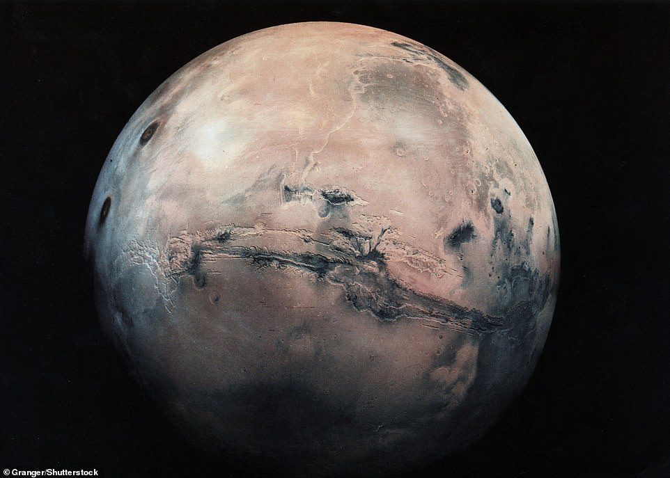 Die massiven Valles Marineris des Roten Planeten, die etwa ein Viertel des Umfangs des Planeten einnehmen, sind auf diesem Bild der Granger-Gruppe oben (Mitte) zu sehen.