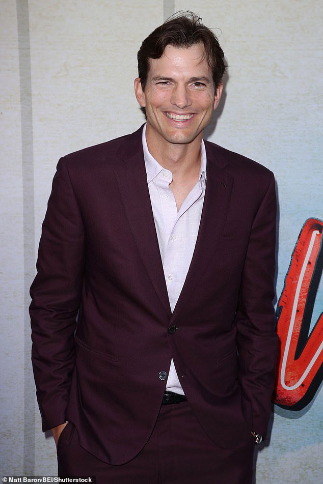 Alle lächeln: Ashton Kutcher startete seine Urlaubswoche, indem er bei der Premiere seines neuen Films Vengeance auf den roten Teppich traf