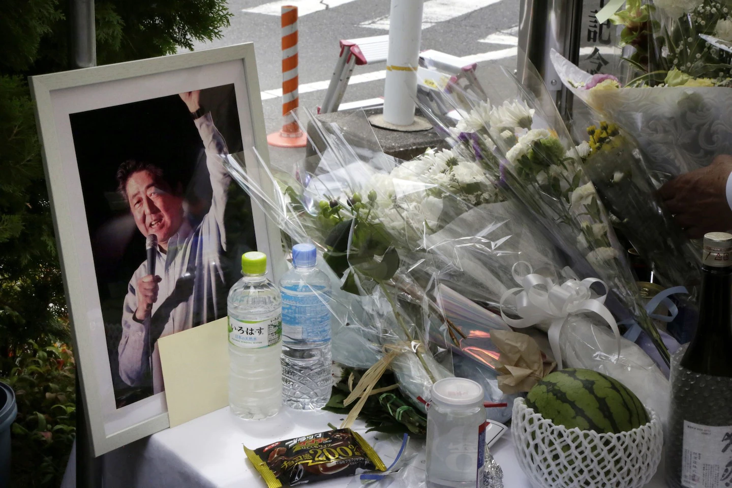 Blinken hielt in Japan an, um Shinzo Abe nach dem Attentat Respekt zu zollen
