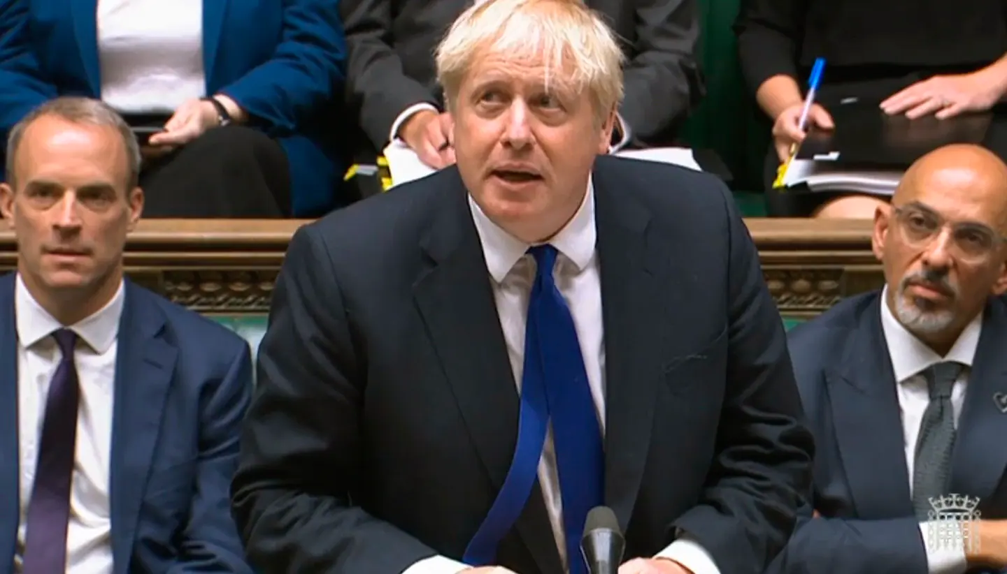 Boris Johnson verteidigt seine Aktionen, während mehr konservative Verbündete aufgeben