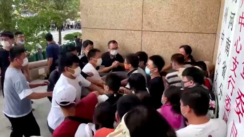 Demonstranten einer Bank in der chinesischen Provinz Henan wurden von Gruppen in Zivil angegriffen