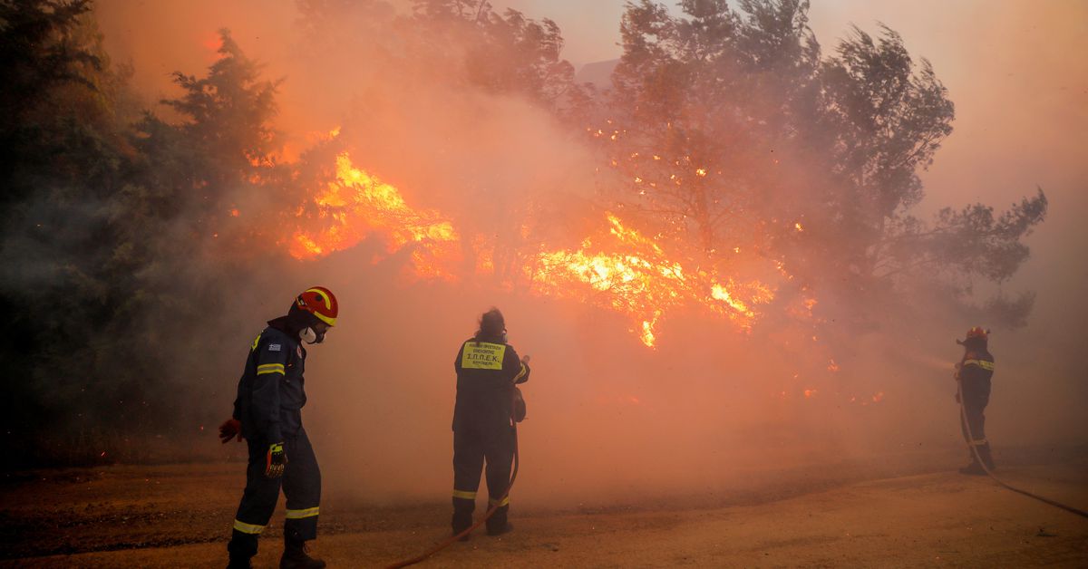 Photo of Griechische Waldbrände wüten in der Nähe von Athen;  Häuser, Krankenhausevakuierung