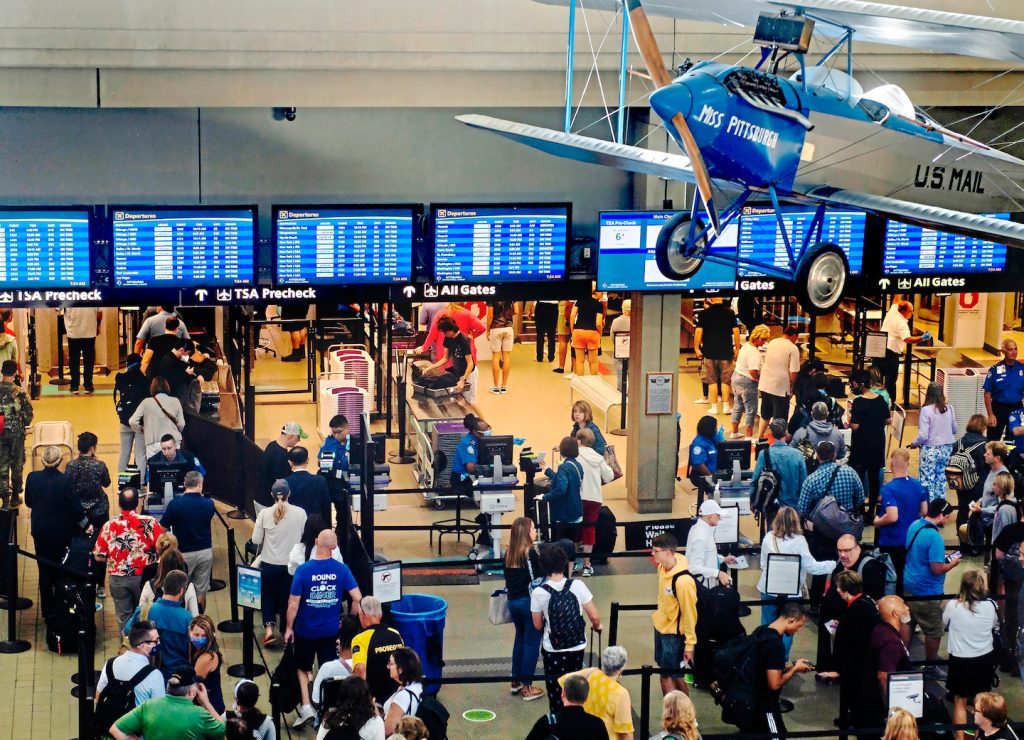 Reisende am 4. Juli sehen sich in den USA mit Tausenden von Flugverspätungen, Annullierungen und steigenden Benzinpreisen konfrontiert
