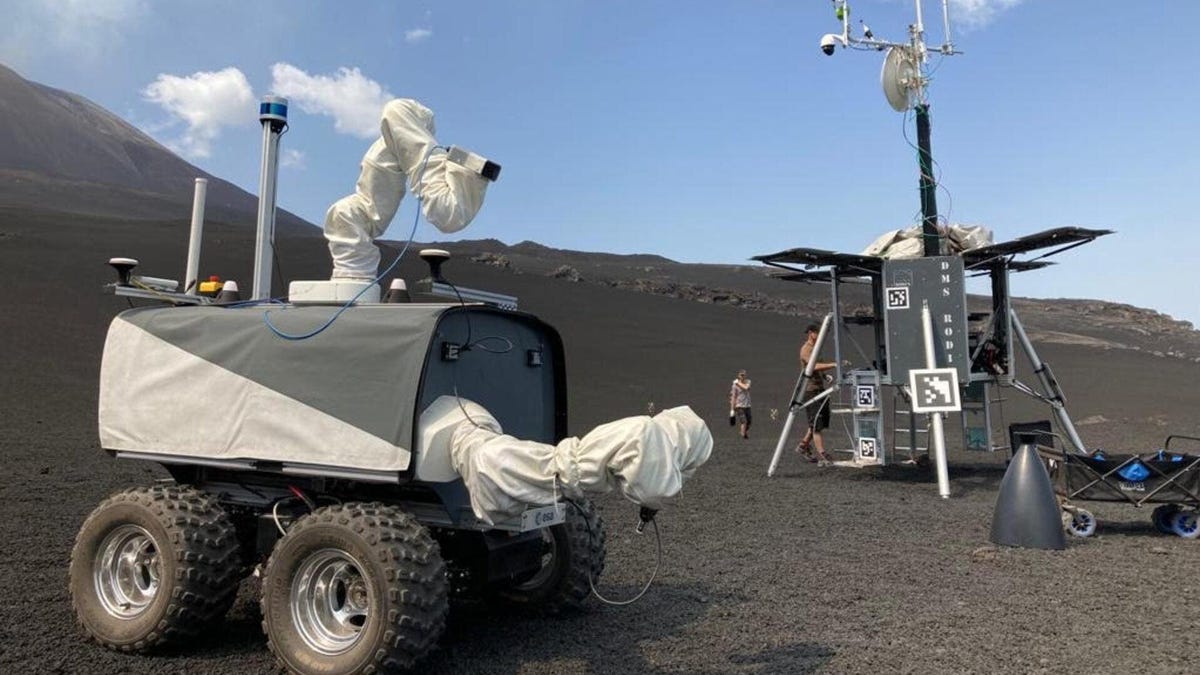 Photo of Rover sammelt Steine ​​auf einem aktiven Vulkan, um eine Mondmission zu simulieren