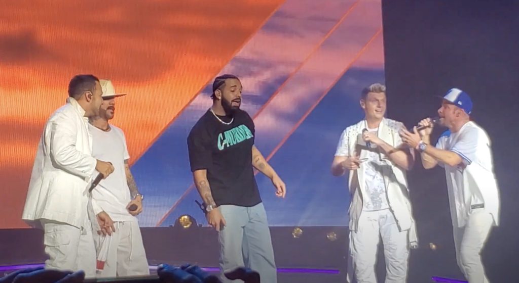 Sehen Sie, wie Drake sich den Backstreet Boys bei I Want It That Way in Toronto anschließt