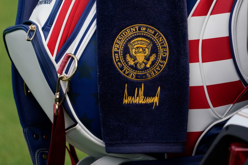 Trump verwendet das Presidential Seal bei den LIV Golf Championships in Bedminster, NJ