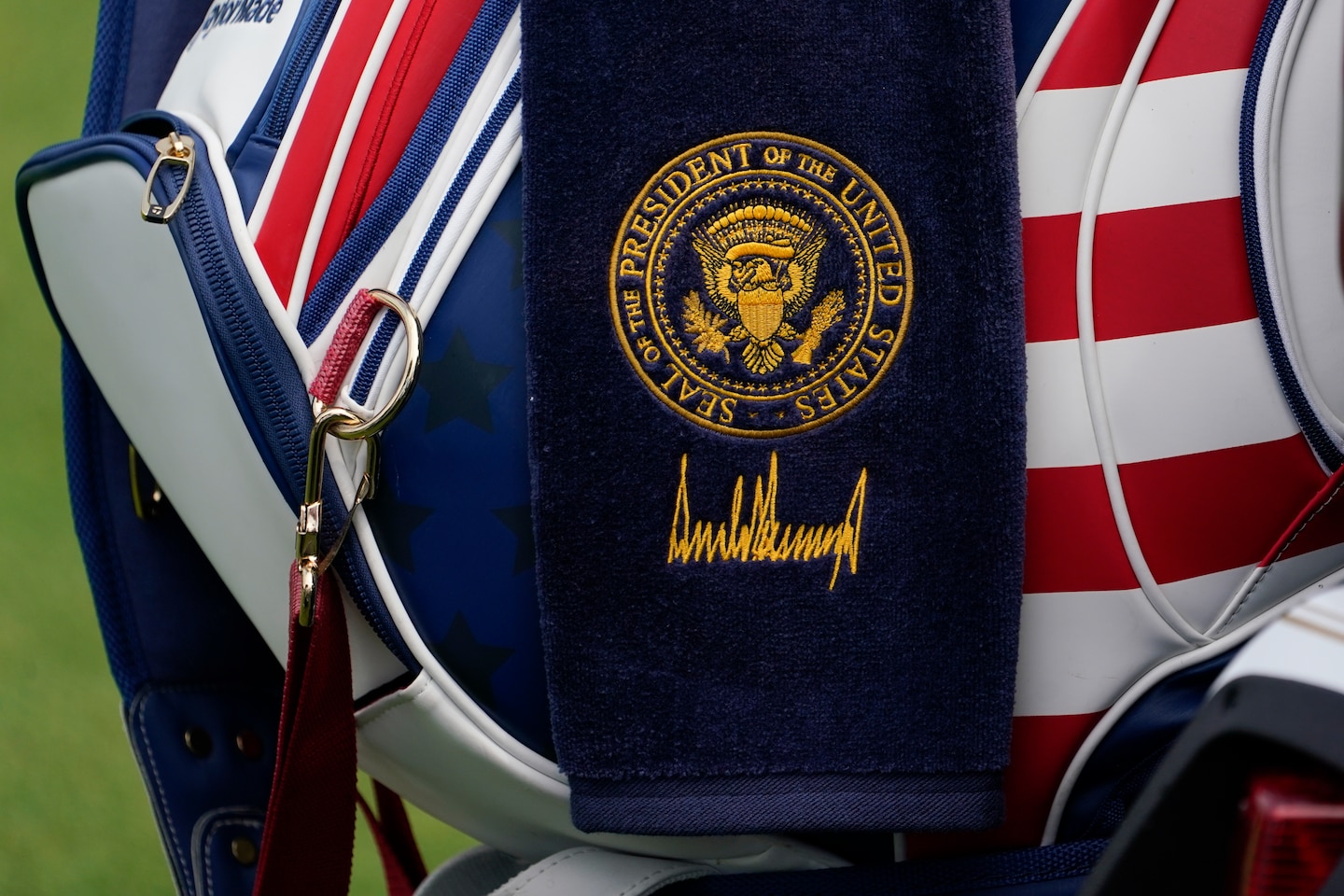 Photo of Trump verwendet das Presidential Seal bei den LIV Golf Championships in Bedminster, NJ