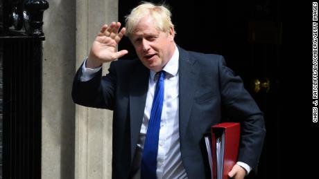 Boris Johnson hält an seinem Amt als Premierminister fest, nachdem Dutzende britische Gesetzgeber gekündigt und ihn zum Rücktritt aufgefordert haben